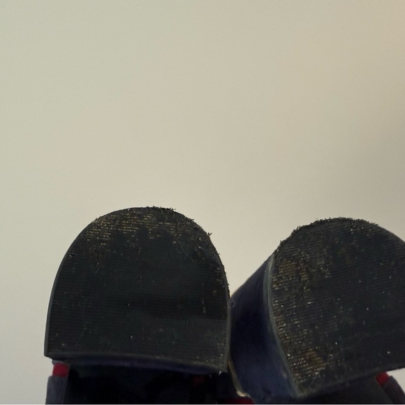 Size 7 suede Tommy Hilfiger chunky heel with gold trim - Picture 4 of 5